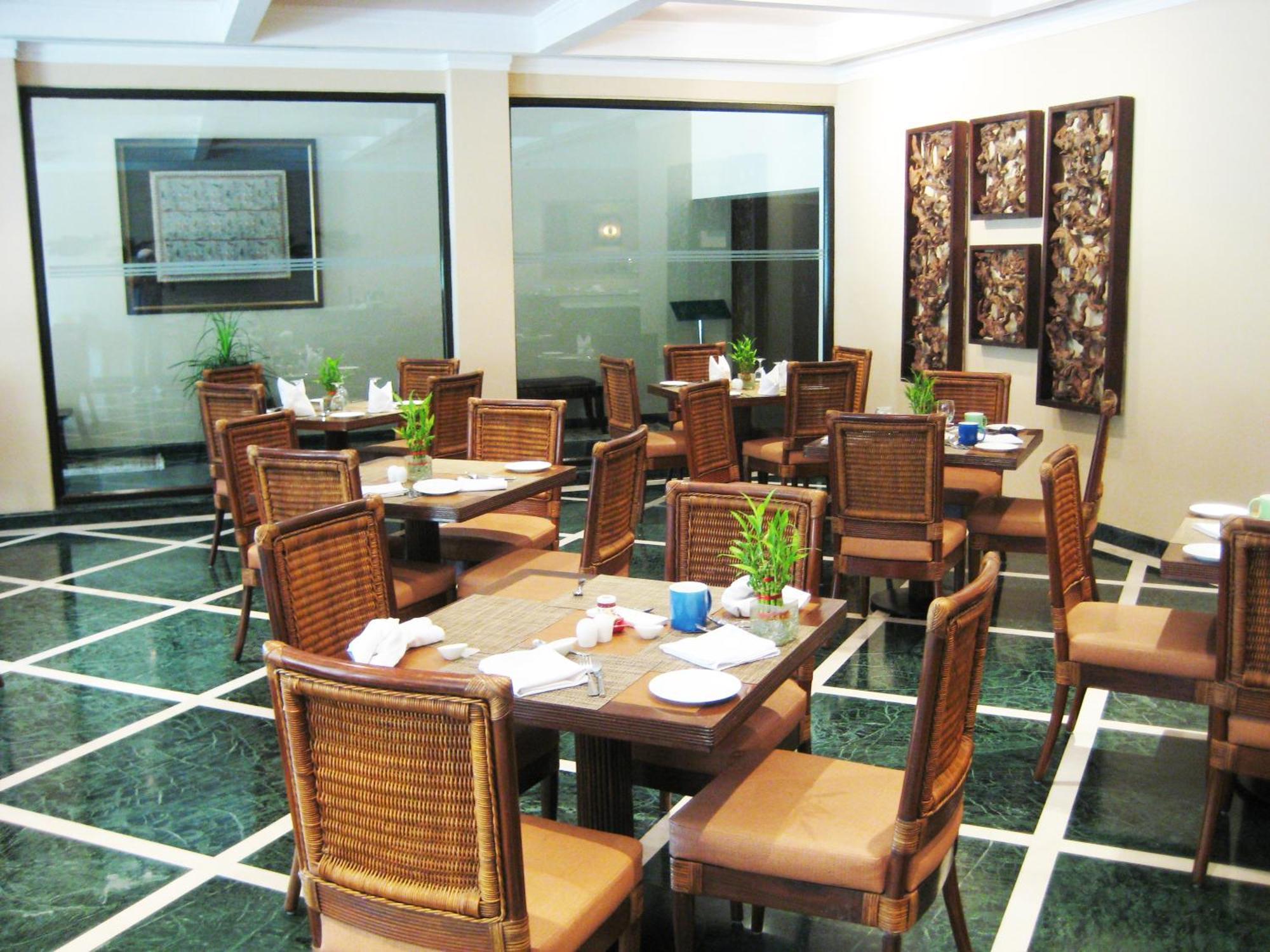 The Lalit Traveller Khajuraho Hotel Buitenkant foto
