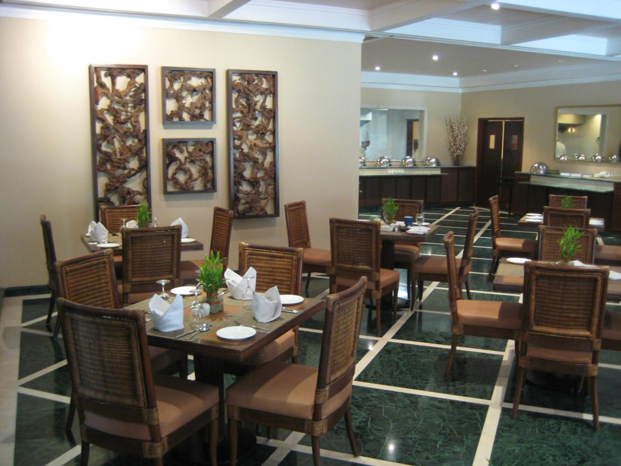 The Lalit Traveller Khajuraho Hotel Buitenkant foto