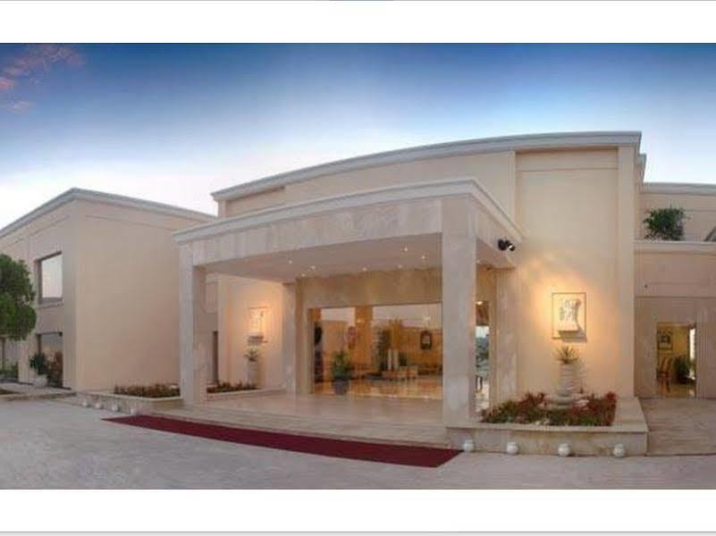 The Lalit Traveller Khajuraho Hotel Buitenkant foto