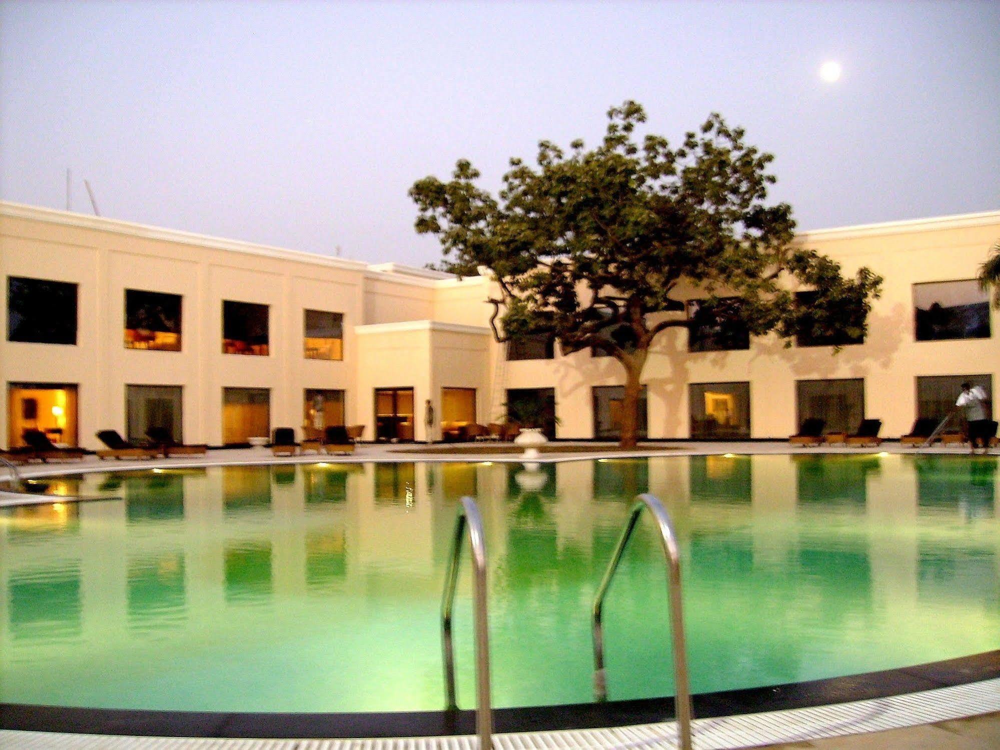 The Lalit Traveller Khajuraho Hotel Buitenkant foto