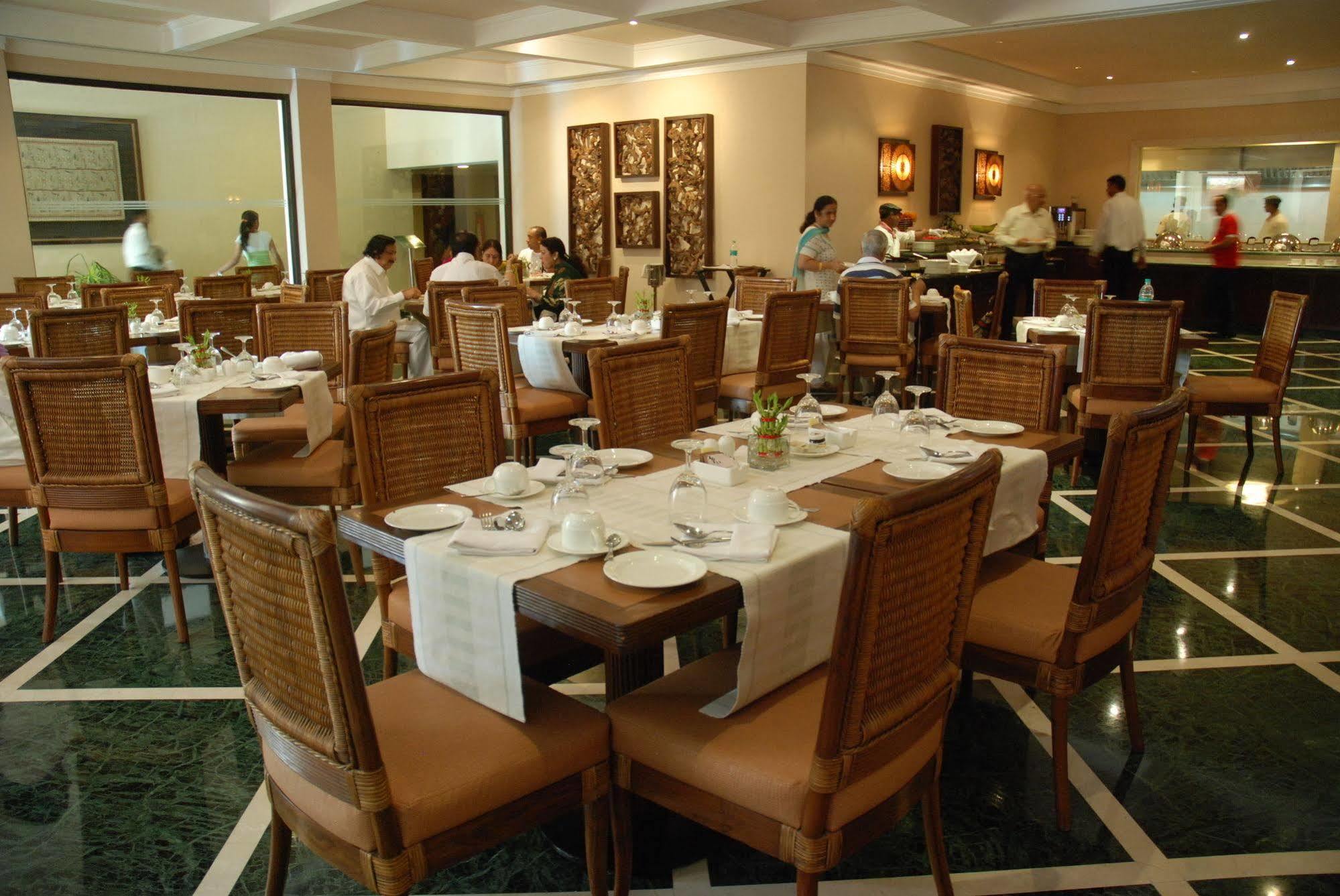 The Lalit Traveller Khajuraho Hotel Buitenkant foto